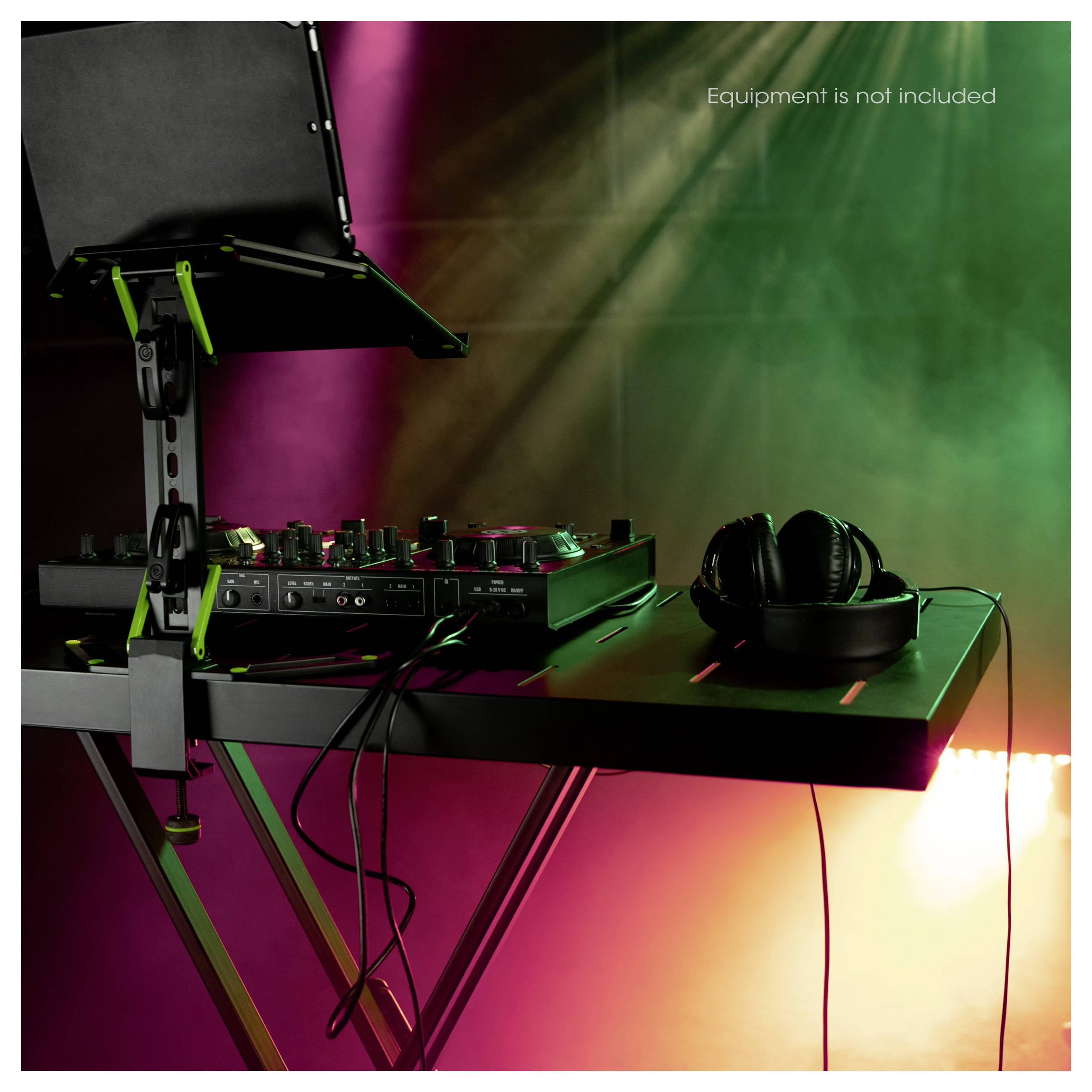 Tragbarer DJ-Arbeitsplatz mit Mixer, Laptop-Ständer und Kopfhörern auf einem Klapptisch; Text besagt „Ausrüstung ist nicht enthalten