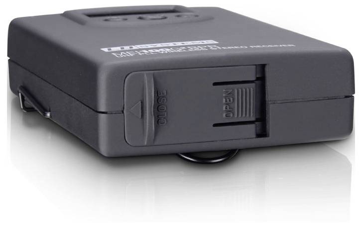 Schwarze rechteckige elektronische Box mit einer Seitenklinke, die mit „CLOSE