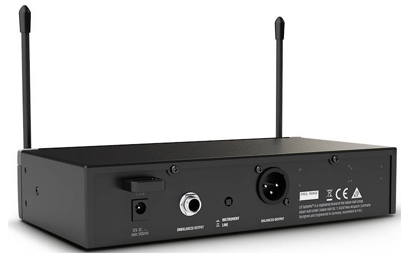Schwarzes kabelloses Audio-Empfängergerät von hinten gezeigt, mit Antennen, Stromanschluss, 1/4-Zoll-Ausgang und XLR-Ausgangsanschlüssen.