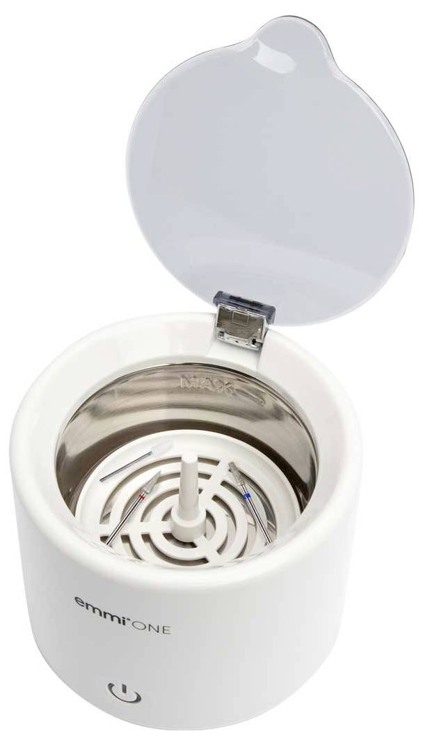 Tragbarer Diffusor für ätherische Öle in Weiß mit geöffnetem Deckel, zeigt das Wasserreservoir und die innere Metallspule.