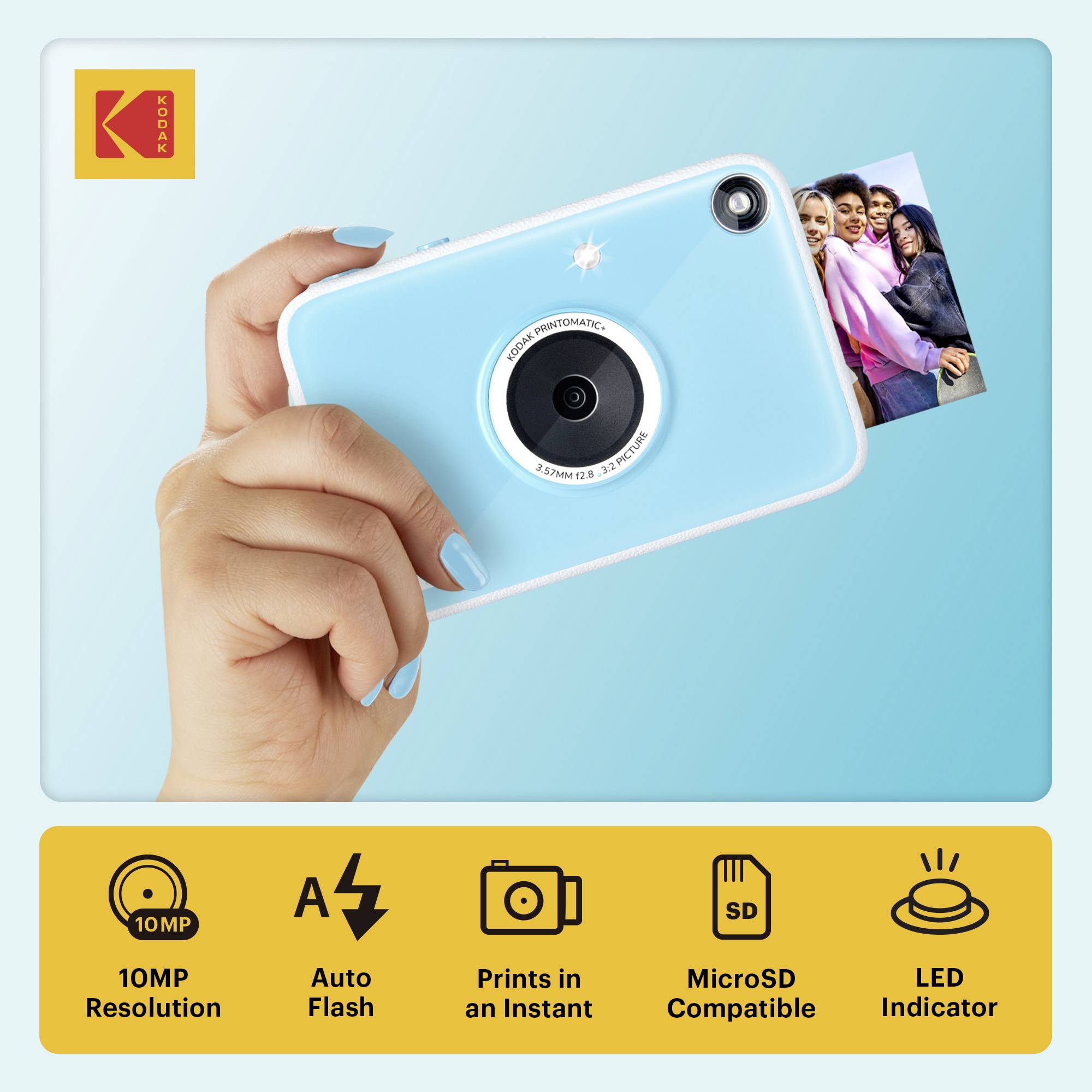 Hand hält eine türkisfarbene Sofortbildkamera, die ein Gruppenfoto ausdruckt; Funktionssymbole zeigen 10MP-Auflösung, automatisches Blitzlicht, Sofortdrucke, MicroSD-Kompatibilität und LED-Anzeige.