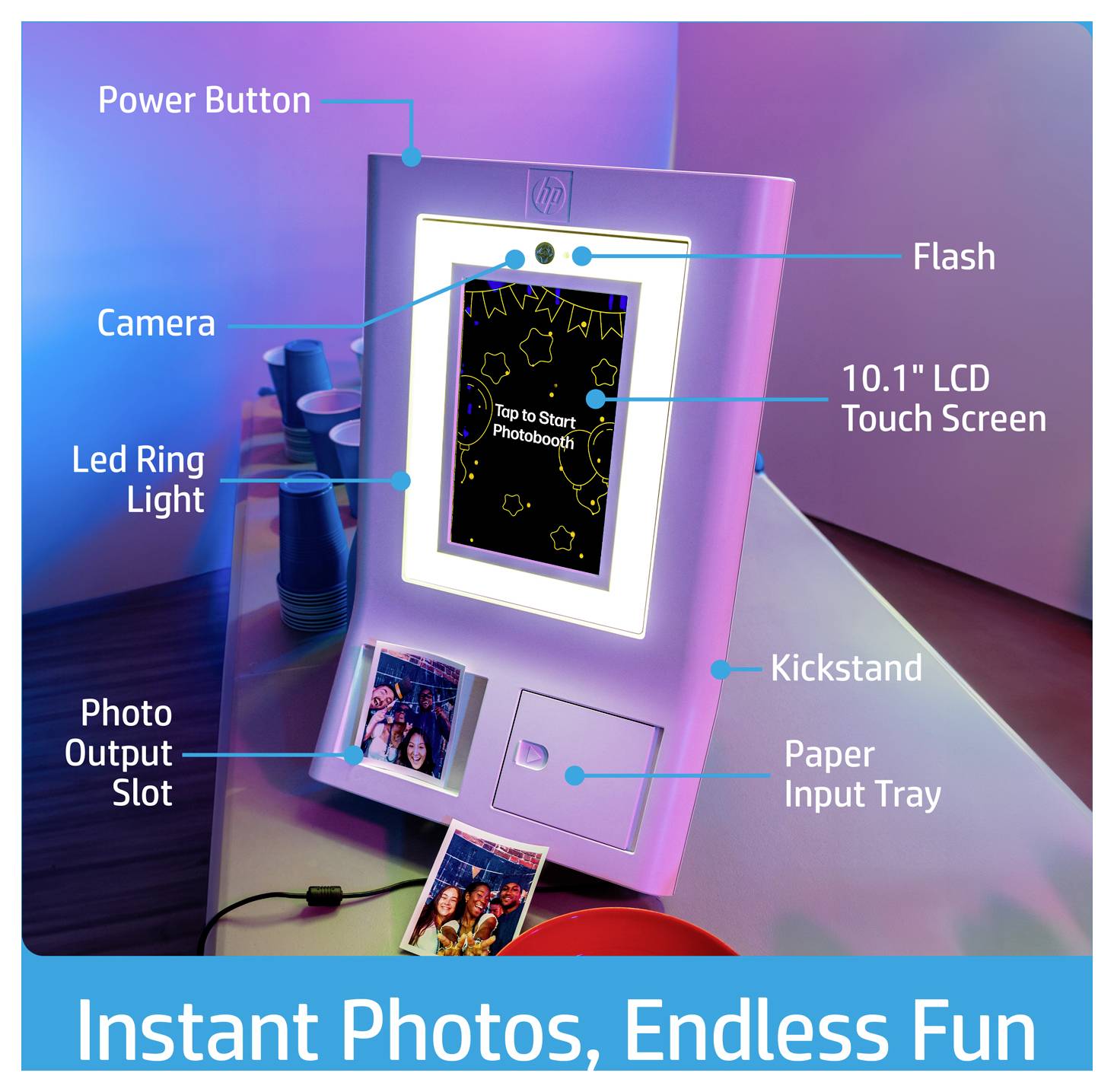 Annotiertes Foto eines HP-Sofortbilddruckers mit gekennzeichneten Teilen: Netzschalter, Kamera, Blitz, LED-Ringlicht, 10,1-Zoll-LCD-Touchscreen, Fotodruck-Ausgabefach, Papiereingabefach und Ständer.