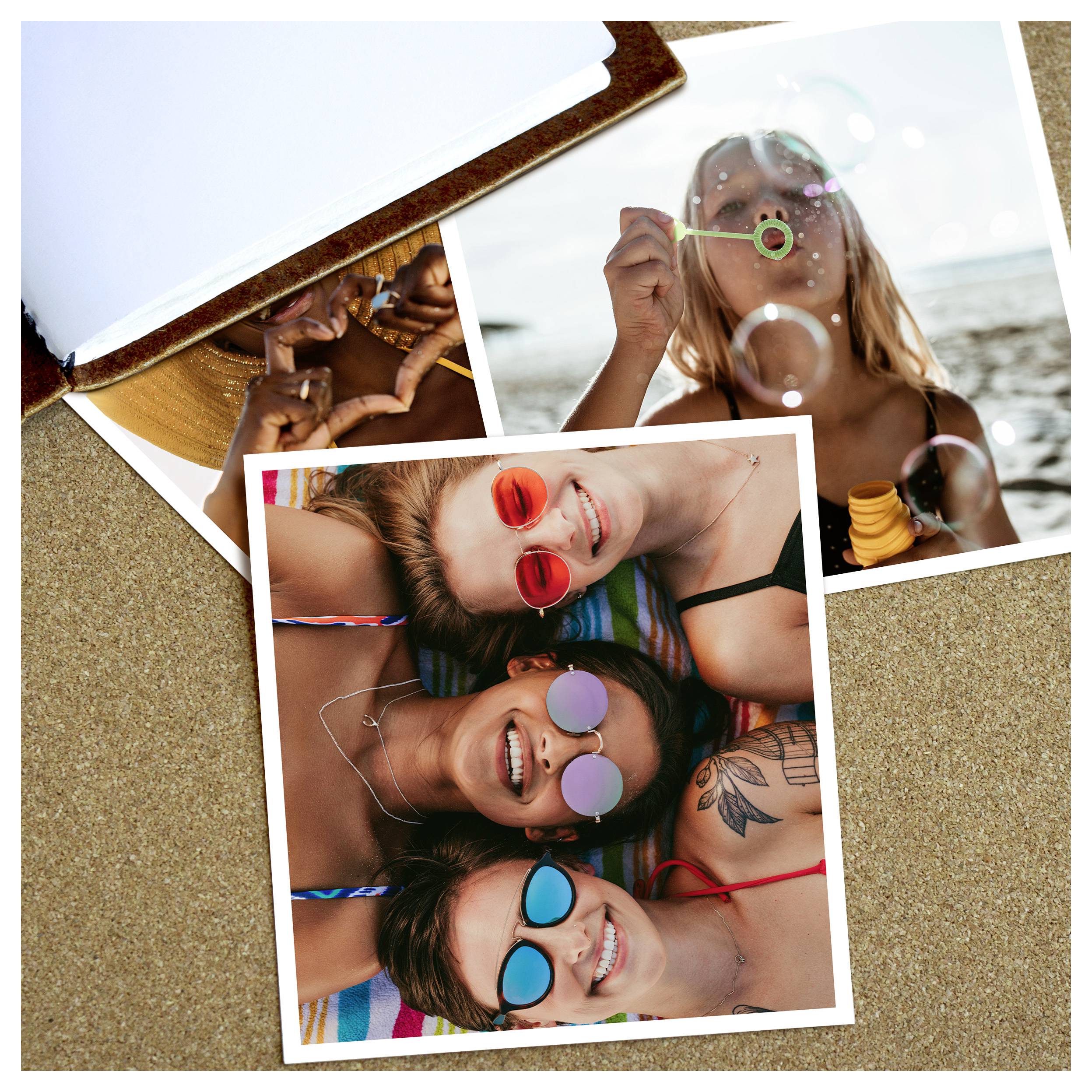 Gestapelte Strandfotos von Freunden, die Blasen pusten und in bunten Sonnenbrillen lächeln, was an eine spaßige Sommerferien-Erinnerung erinnert.