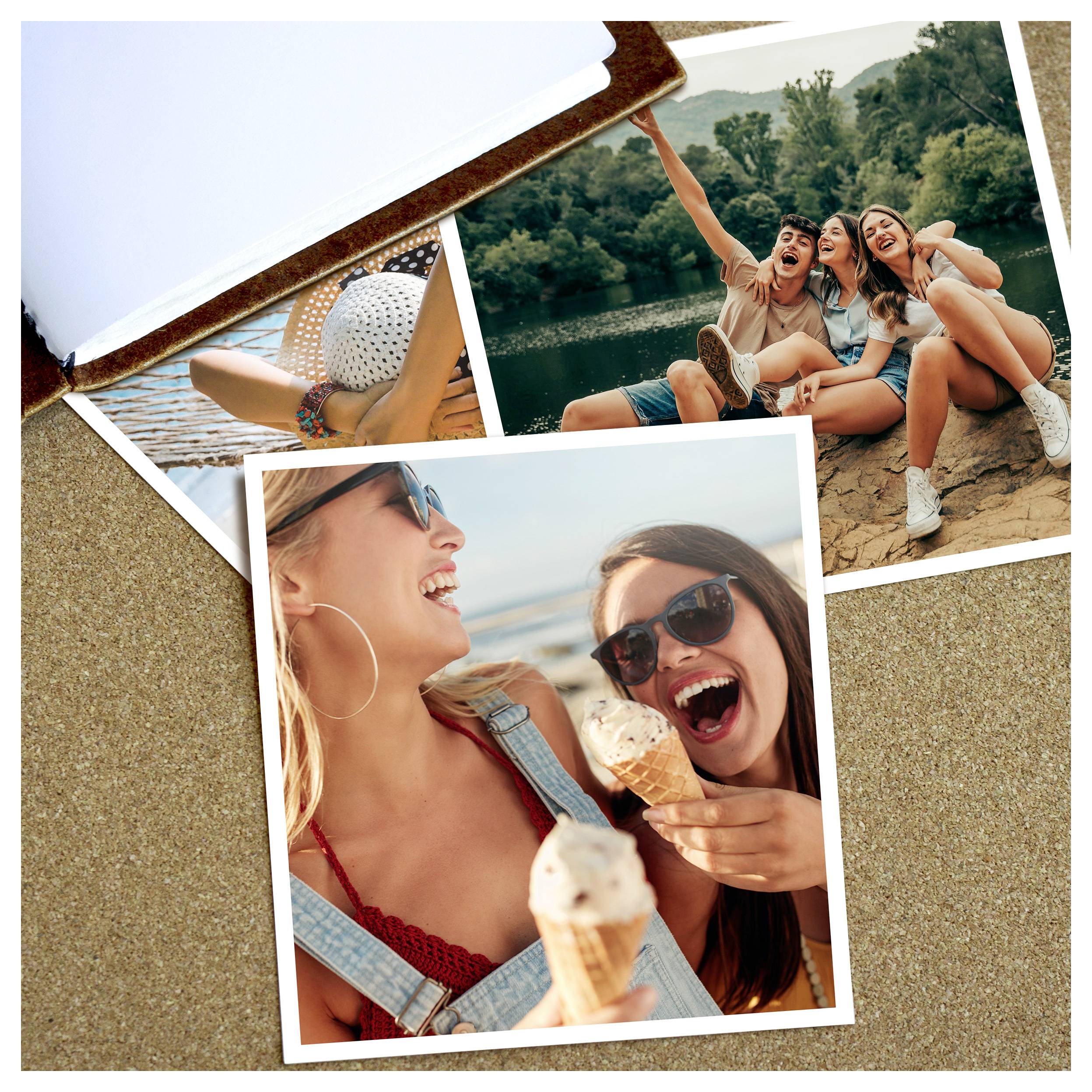 Collage aus Sommerferien-Schnappschüssen: Freunde posieren an einem See, ein Sonnenhut am Wasser und zwei Frauen, die mit Eis lachen.