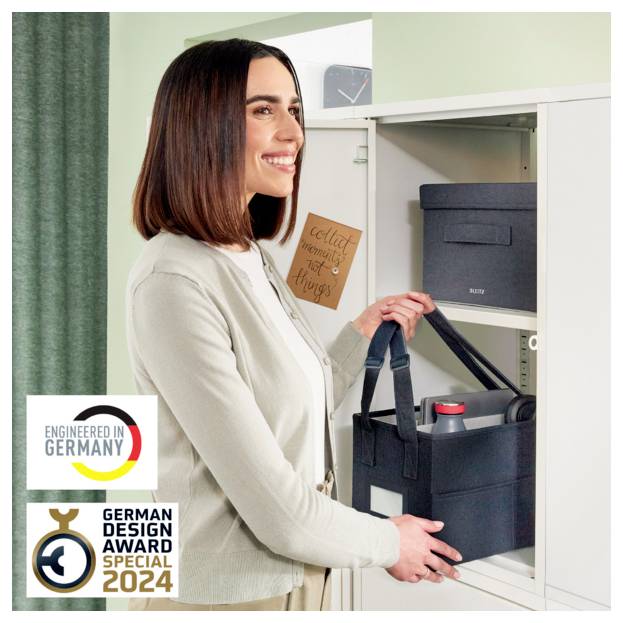 Frau, die eine schwarze Lagerkiste auf ein weißes Regal in einem Homeoffice stellt; Logos 