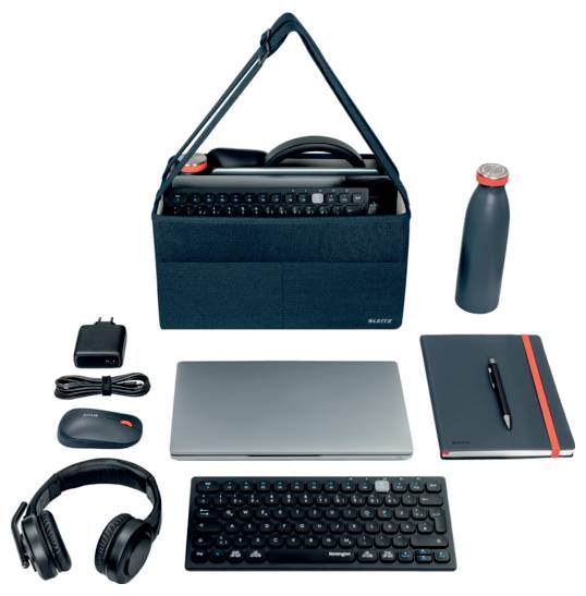 Büro-Tech-Kit auf weißem Hintergrund arrangiert: Tragetasche mit Tastatur, Laptop, Kopfhörern, Maus, Ladegerät, Notizbuch mit Stift und Wasserflasche.