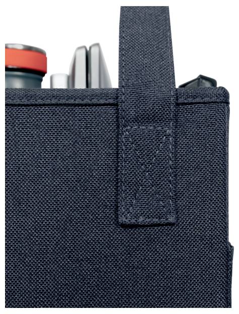 Nahaufnahme einer schwarzen Stoff-Organizer-Tasche mit Klettverschluss-Riemen, aus der oben Flaschen und Behälter herausschauen.