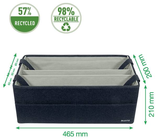 Modernes Open Office mit einem Mann, der an Schreibtischen vorbeigeht, während eine Frau an einem Computer arbeitet und eine andere Person ein Lagerkabinett erreicht.