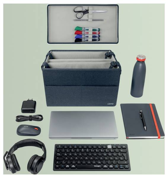 Flache Anordnung eines Laptop-Arbeitsplatzes: Organizer-Tablett mit Schere und Markern, Laptop-Tasche, Wasserflasche, Ladegerät, Maus, Kopfhörer, Notizbuch, Stift und Tastatur.