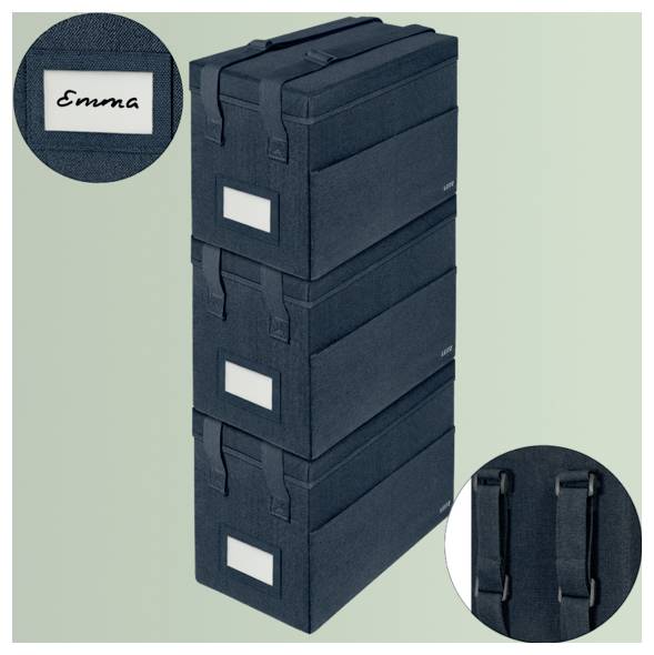 Staubsauger mit Behälter, Schlauch und Bodendüse auf einem Holzboden in einem sonnendurchfluteten Zimmer