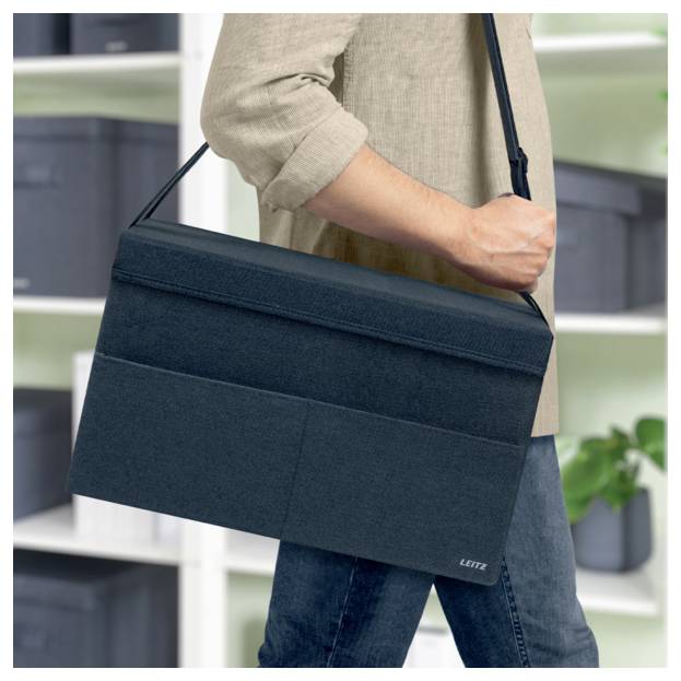 Schwarze hängende Aufbewahrungstasche oder -box mit Riemen; Abmessungen wie gezeigt: 35,5 cm breit, 23,5 cm hoch, 20 cm Seite, 15-45 cm Riemenhänge; Etiketten „57% recycelt