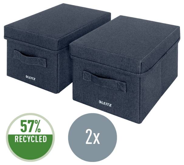 Zwei Stofflagerkisten in Marineblau mit Deckeln und Griffen; Abzeichen darunter zeigen „57% RECYCELT