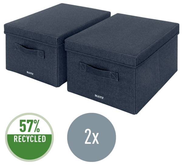 Zwei dunkle Stofflagerkisten mit Deckeln und Griffen, gezeigt mit Abzeichen mit der Aufschrift „57% RECYCLED