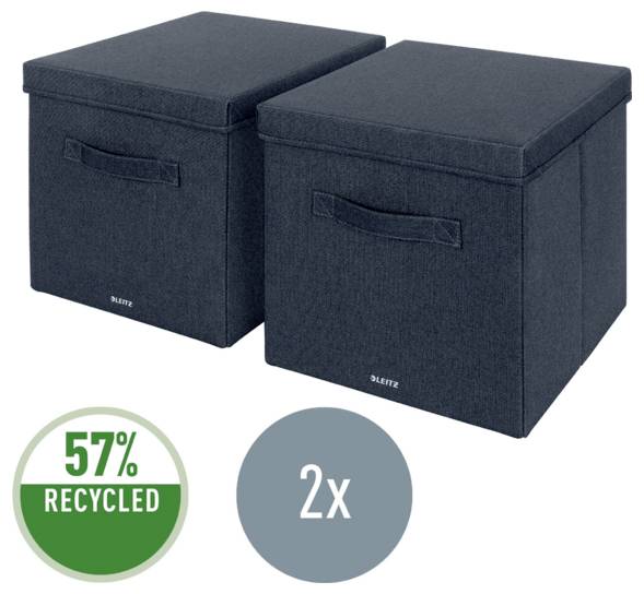 Zwei schwarze Stoff-Aufbewahrungsboxen mit Griffen, gekennzeichnet mit 57% recycelt und 2x.