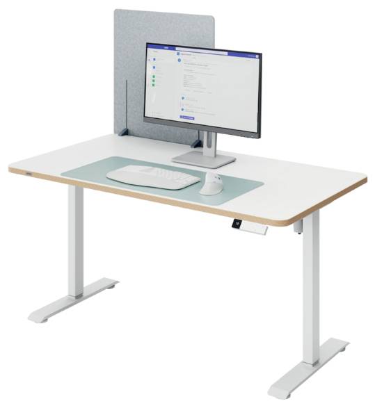 Minimalistischer Steh-Schreibtisch mit Monitor, Tastatur, Maus und Sichtschutztrennwand auf einer weißen Tischplatte.