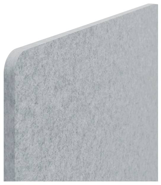 Nahaufnahme einer hellgrauen Steinplatte oder Fliese mit abgerundeter linker Kante, vor einem einfachen weißen Hintergrund gezeigt.