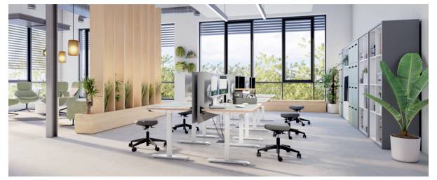 Modernes Großraumbüro mit zentralen Arbeitsplätzen, Drehstühlen, Lagerschränken, Pflanzen und großen Fenstern, die Tageslicht hereinbringen.