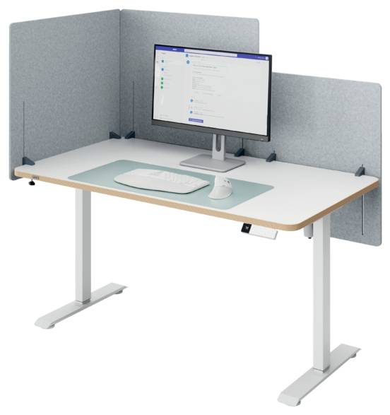 Stehpult-Arbeitsplatz mit Monitor, Tastatur, Maus und grauen Sichtschutzpaneelen auf weißem Hintergrund.