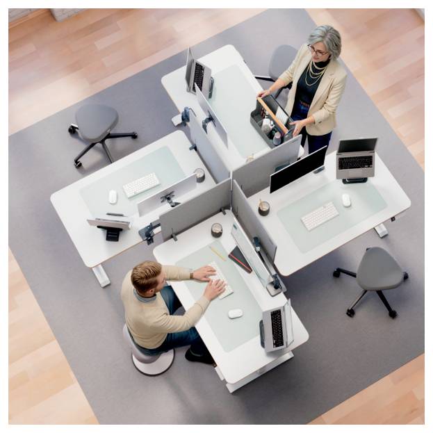 Draufsicht auf zwei Büroangestellte an aufgeteilten Schreibtischen in einem gemeinsamen Arbeitsbereich, einer sitzt und tippt, einer steht mit einer Laptop-Tasche.