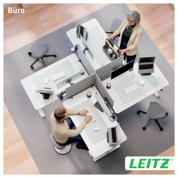 Draufsicht auf ein modernes Büro mit vier Arbeitsplätzen und zwei arbeitenden Personen, mit der Marke „LEITZ
