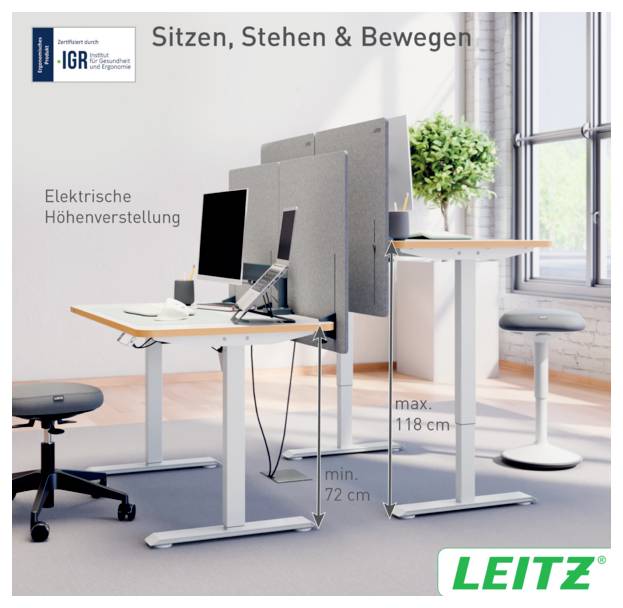 Stehschreibtische im Büro, die elektrische Höhenverstellung von mind. 72 cm bis max. 118 cm zeigen, mit Text „Sitzen, Stehen & Bewegen