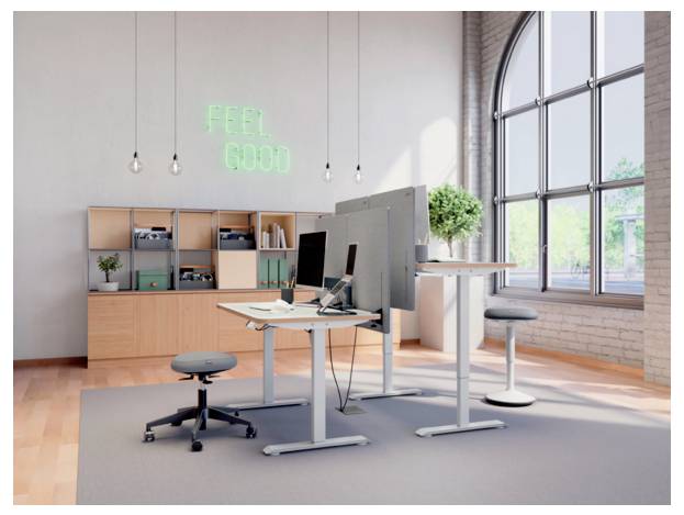 Modernes, helles Büro mit Stehschreibtischen, Monitor, Hocker, Regalen und Leuchtreklame 