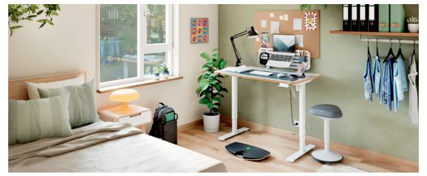 Kompaktes Schlafzimmer-Arbeitsbereich mit einem Bett, Stehschreibtisch, Computer, Drucker, Stuhl, Pflanzen und Wandspeicher für Kleidung und Ordner.