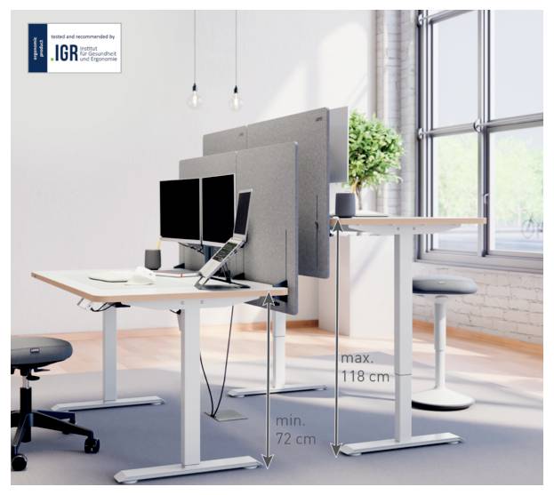 Verstellbare Steh-Sitz-Bürotische mit Sichtschutzpaneelen und zwei Monitoren, mit einer Höhenverstellung von 72 cm bis 118 cm.
