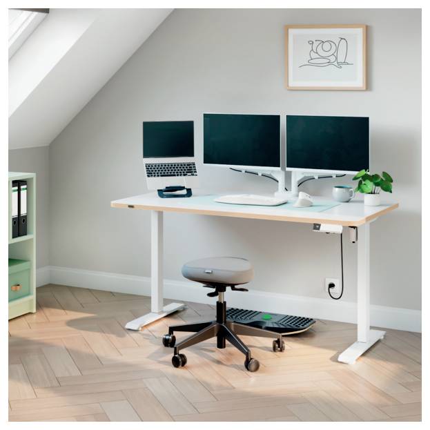 Heimarbeitszimmer mit Stehschreibtisch, Dual-Monitor-Setup, Laptop, Hocker, Tastatur, Maus und kleiner Pflanze in einem hellen Dachzimmer.