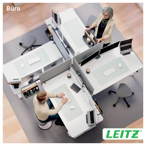 Draufsicht auf ein modernes Büro mit Einzelarbeitsplätzen, zwei Mitarbeitern, die an Schreibtischen arbeiten, und dem LEITZ-Logo.