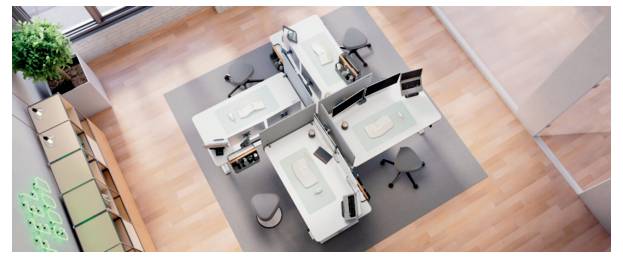 Oberansicht eines modernen offenen Büros mit vier weißen Arbeitsplätzen, die in einem Cluster angeordnet sind, jeder mit einem Stuhl und Computer, auf einem Holzboden.