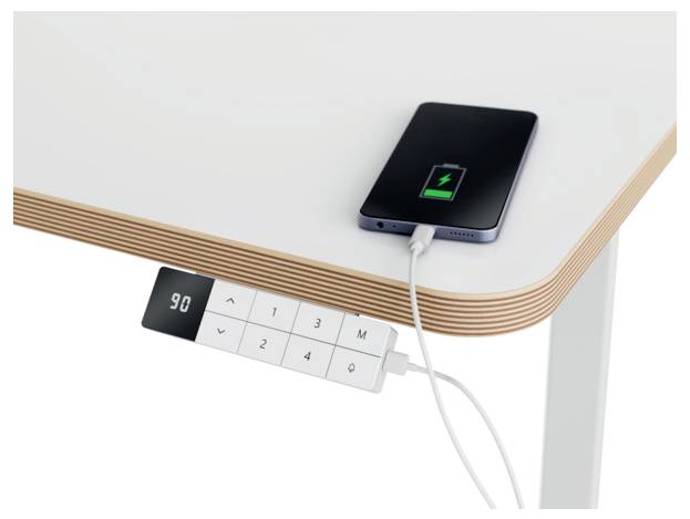 Ein Smartphone, das von einer Steckdosenleiste auf einem Schreibtisch aufgeladen wird, wobei das Batteriesymbol anzeigt, dass es sich auflädt.