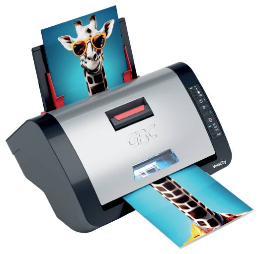 Ein GBC-Tischdrucker führt ein farbenfrohes Giraffenfoto vorne durch und gibt es aus, was auf ein Fotodruckungs- oder Laminiergerät hindeutet.