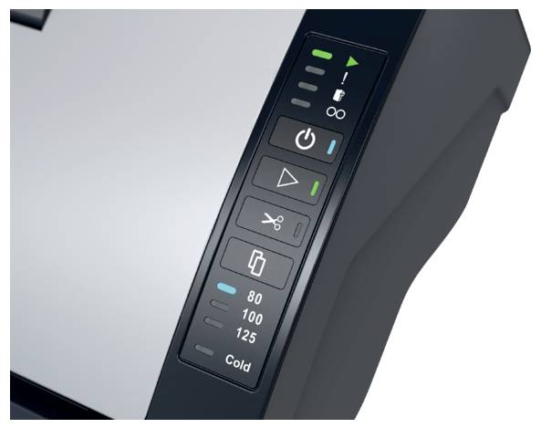 Nahaufnahme eines Maschinenkontrollfeldes mit Berührungstasten für Stromversorgung, Start, Schere, Papier, Geschwindigkeitseinstellungen 80, 100, 125 und „Kalt