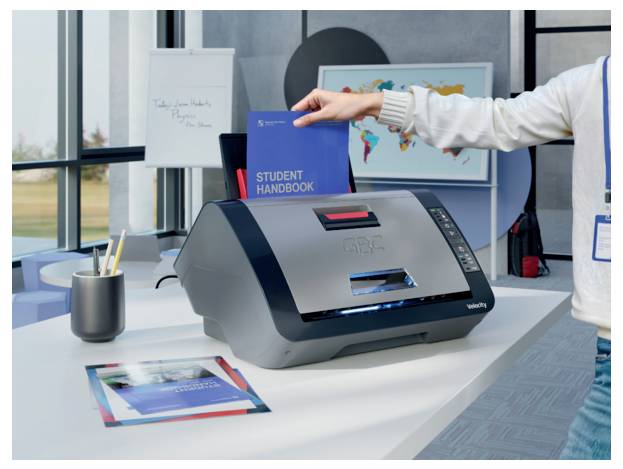 Eine Person führt ein blaues 