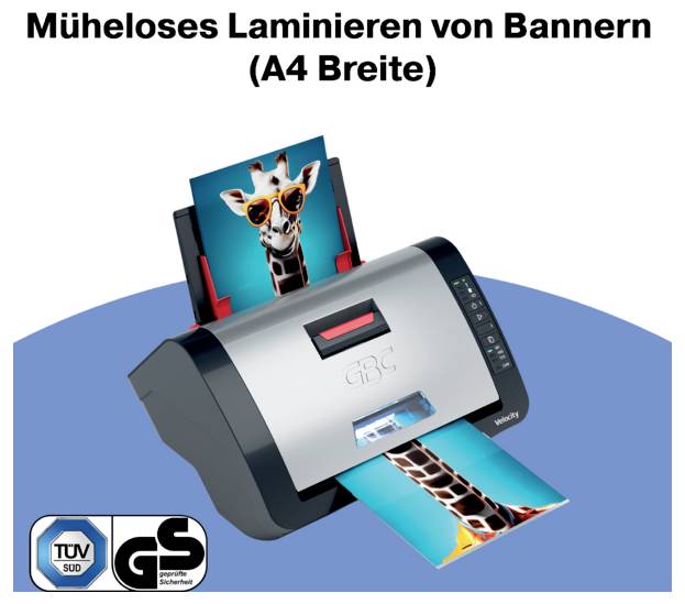 Werbebild eines GBC-Laminiergeräts, das ein A4-Banner laminiert, mit der deutschen Überschrift „Müheloses Laminieren von Bannern (A4 Breite)
