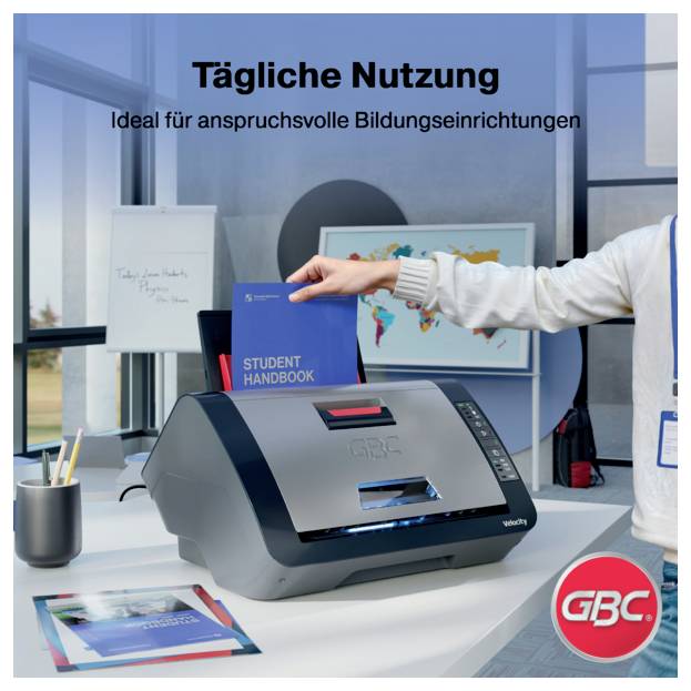 GBC-Dokumentenlaminiergerät auf einem Schreibtisch in einem Büro, mit einer Hand, die ein „STUDENTISCHES HANDBUCH