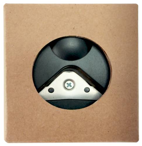 Brauner Karton mit einem kreisförmigen Ausschnitt, der ein schwarzes Kunststoffgerät oder einen schwarzen Kunststoffknopf im Inneren zeigt, gesichert durch eine zentrale Schraube.