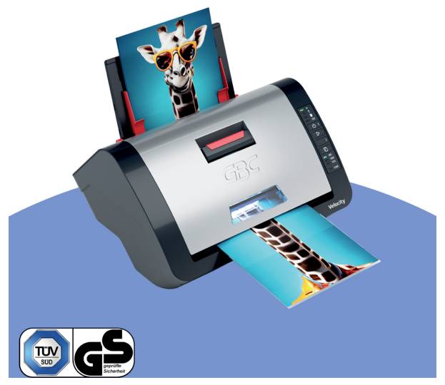 Kompakter Fotodrucker druckt ein Giraffenbild, wobei ein bedrucktes Blatt ausgegeben wird und ein angezeigtes Foto im hinteren Behälter eingelegt ist.