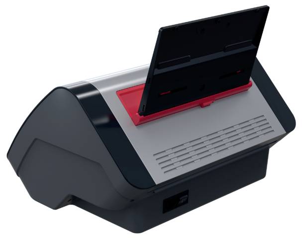 Kompakter Tischendrucker mit offener oberer Schublade und angehobenem Deckel, zeigt den Papiereinfuhrschlitz und das Bedienfeld auf weißem Hintergrund.