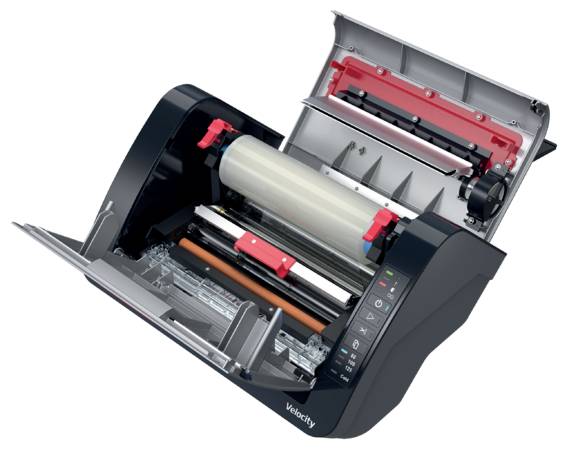 Offener Drucker oder Laminiergerät mit angehobener Abdeckung, das die inneren Walzen, den Papierpfad und die Bedienelemente zeigt.