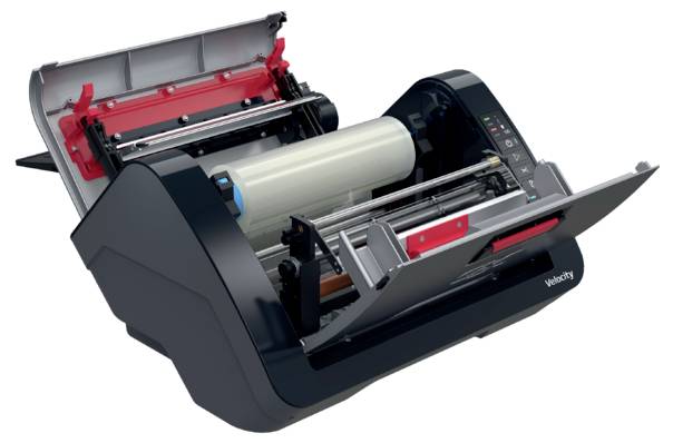 Offener Drucker mit angehobener Abdeckung, der eine große Papierrolle und einen internen Druckmechanismus in einer kompakten dunkelgrauen Maschine zeigt.