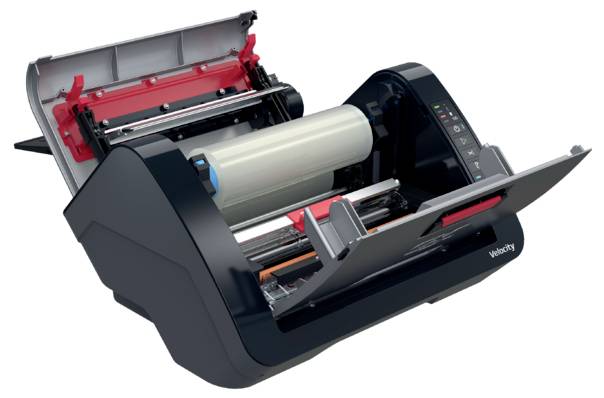 Großformatdrucker mit offener oberer Abdeckung, zeigt die Papierrolle, den Druckwagen und das Bedienfeld auf weißem Hintergrund.