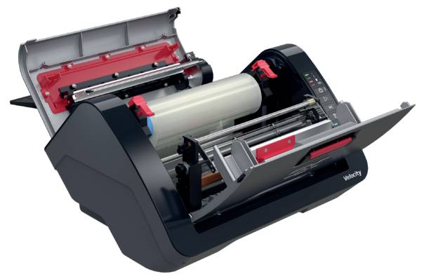 Offener Drucker mit freiliegender Papierrolle und Zuführmechanismus, die internen Komponenten und das Bedienfeld zeigen.