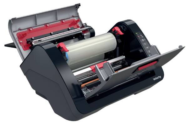 Öffnen Sie den Desktop-Etikettendrucker mit angehobenem Deckel und zeigen Sie eine große Rolle mit Etiketten, interne Walzen und Bedienungsknöpfe auf der rechten Seite.