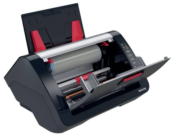 3D-Rendering eines offenen Desktop-Scanners mit angehobener Abdeckung, die interne Rollen, den Papiertransportweg und das vordere Bedienfeld zeigt.