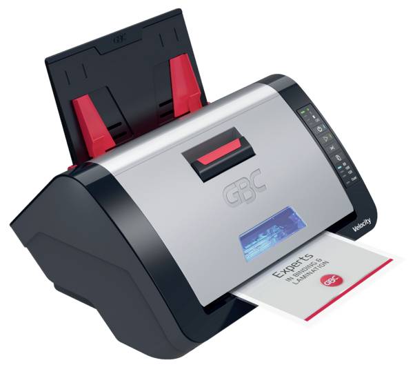 Schreibtischkartenlaminierer mit einer Karte, die in den vorderen Schlitz eingefügt wird, und einem Tablett, das oben geladen ist, auf weißem Hintergrund gezeigt.