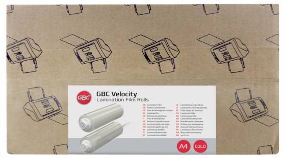 Eine Person hockt sich neben einer Waschmaschine in einem modernen Waschraum hin und greift nach Waschmittel unter Wandregalen mit hängender Kleidung.