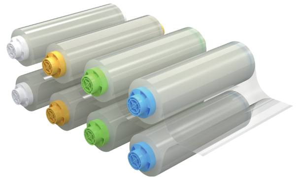 Stapel von sechs zylindrischen Filterpatronen in grauen Gehäusen, jede mit farbigen Endkappen: weiß, orange, grün und blau.