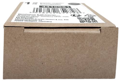 Ein geschlossener brauner Pappversandkarton mit weißem Versandetikett, Barcode und QR-Code oben, gezeigt vor weißem Hintergrund.